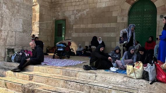 رغم الأجواء الماطرة.. عائلات مقدسية تتوافد إلى المسجد الأقصى قبيل موعد الإفطار