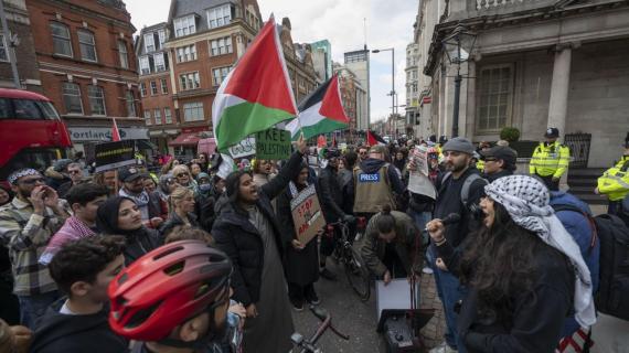 وقفة احتجاجية أمام سفارة الاحتلال في لندن، دعمًا للقضية الفلسطينية وتنديدًا بقمع الاحتلال للمعتكفين في المسجد الأقصى.