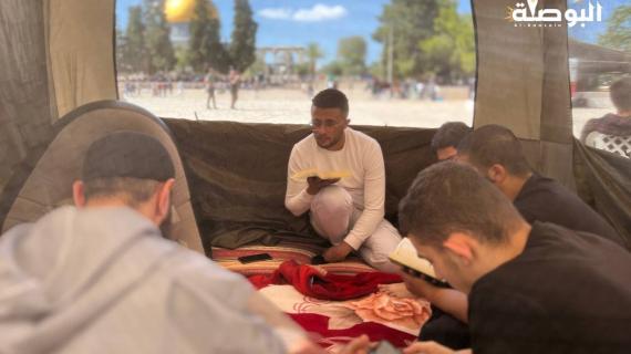 يتدارسون القرآن ويأنسون به، داخل وخارج خيامهم، التي نصبت في رحاب أولى القبلتين، للاعتكاف بالعشر الأواخر