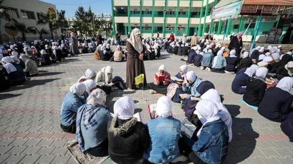 طالبات يقرأن القرآن الكريم داخل مدرستهن في النصيرات وسط قطاع غزة