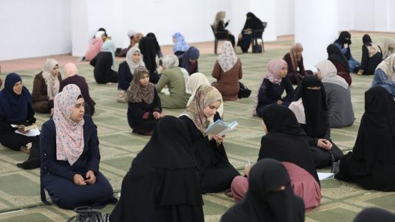 سرد سورة البقرة لحوالي 500 طالب وطالبة بمسجد الخلفاء  في معسكر جباليا شمال قطاع غزة