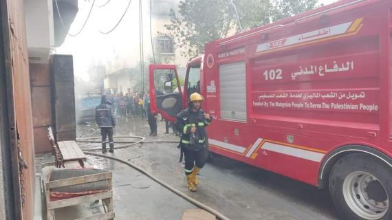 أطقم الإطفاء والإنقاذ بالدفاع المدني تخمد حريقًا اندلع في بناية سكنية بمنطقة الصفطاوي شمالي قطاع غزة صباح اليوم الخميس، وتنقل إصابتين طفيفتين بالاختناق