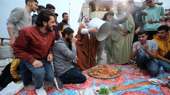 أهالي مخيم النصيرات ينظمون إفطارًا جماعيًا في شهر رمضان المبارك