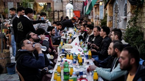 إفطار جماعي تطوعي في مخيم جباليا شمال غزة بعنوان "فطورك عليك والمكان علينا" تصوير: أحمد عدنان