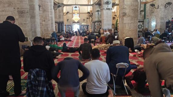 الفلسطينيون يواصلون اعتكاف العشر الأواخر من شهر رمضان في المصلى القبلي بالمسجد الأقصى المبارك