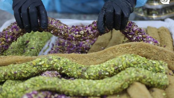 تجهيز حلوى "الحلقوم" قبيل عيد الفطر في مصنع بخانيونس