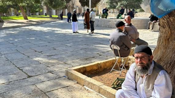 الأجواء في المسجد الأقصى عصر اليوم، عقب ليلة دامية شهدت اعتداءات عنيفة من قبل قوات الاحتلال ضد المصلين والمعتكفين