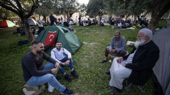 أجواء تلاوة القرآن في باحات المسجد الأقصى، بالأيام الأخيرة من شهر رمضان الكريم