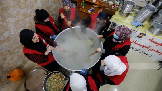 تكية "سيدي شيبان" ضمن وجبات الإفطار الرمضانية التي يتم توزيعها على الفقراء والمحتاجين في محافظة رام الله والبيرة