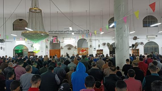 صلاتا العشاء والتراويح من مسجد خالد بن الوليد في منطقة الصفطاوي بقطاع غزة، ليلة الثاني عشر من رمضان