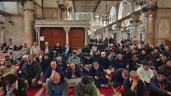 أداء صلاة فجر اليوم بالمصلى القبلي في المسجد الأقصى المبارك