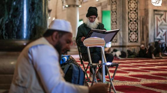 فلسطينيون يقرؤون القرآن داخل المسجد الأقصى