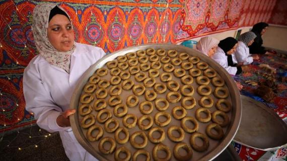فلسطينيات يصنعن "الكعك والمعمول" في مدينة غزة، استعدادًا لعيد الفطر السعيد