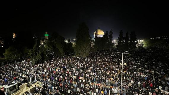 أعداد ضخمة من الفلسطينيين تُحيي ليلة القدر في المسجد الأقصى