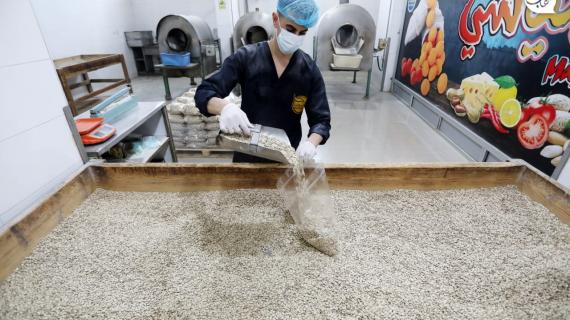 تجهيز المكسرات بغزة لتسويقها في أسواق القطاع قبيل عيد الفطر المبارك