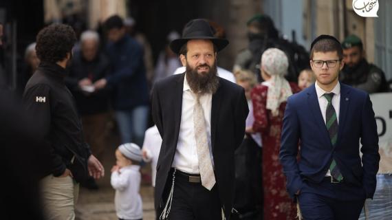 مستوطنون إسرائيليون يتجمعون بعد اقتحامهم المسجد الأقصى في أول أيام ما يسمى بـ "عيد الفصح اليهودي" عند باب السلسة في البلدة القديمة بالقدس المحتلة