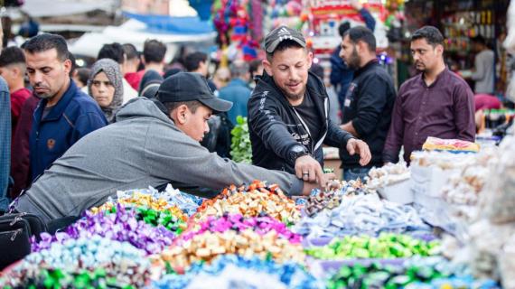 سوق خانيونس يشهد حركة كبيرة من المواطنين قبيل عيد الفطر السعيد 2023
