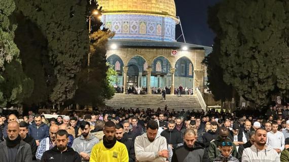 40 ألف مصلٍّ أدّوا صلاتي العشاء والتراويح في المسجد الأقصى المبارك الليلة رغم تضيقات الاحتلال "الإسرائيلي"