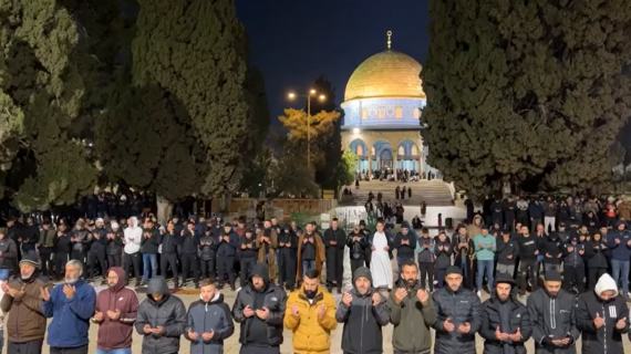 الآلاف يؤدون صلاة فجر العاشر من رمضان في المسجد الأقصى المبارك، رغم تضييق وجرائم الاحتلال