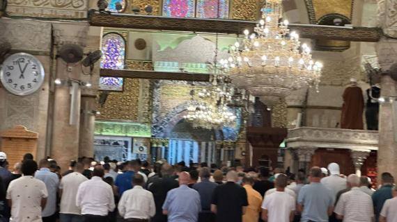 إقامة صلاة الظهر بالمصلى القبلي في المسجد الأقصى المبارك