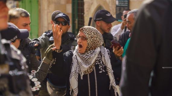 قوات الاحتلال تعتدي على المرابطين والمرابطات في باب السلسلة، تزامنًا مع مسيرة الأعلام الاستيطانية، المقررة ظهر اليوم الخميس