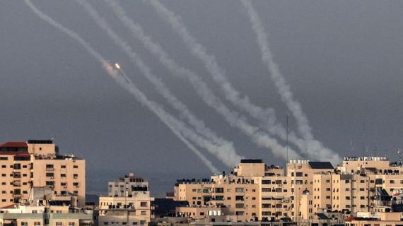 مقتل مستوطنة "إسرائيلية" وإصابات جراء رشقة صاروخية أطلقتها المقاومة الفلسطينية بغزة على "تل أبيب"