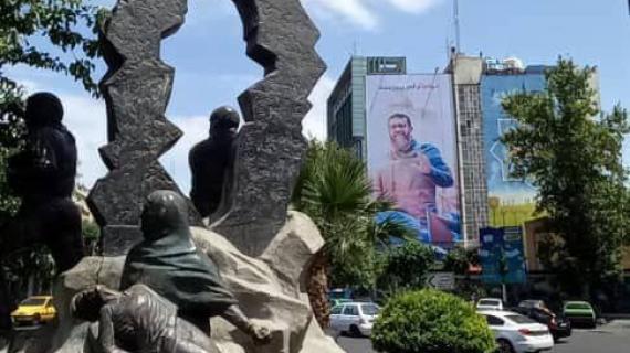 رفع صورة الشيخ الشهيد خضر عدنان في ميدان فلسطين وسط العاصمة الإيرانية طهران