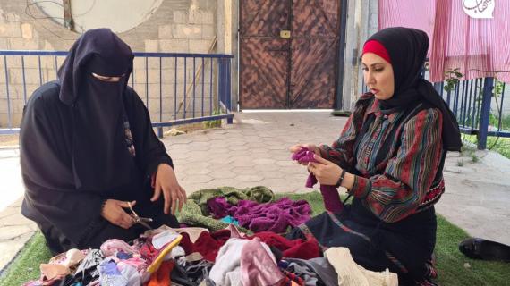 نساء فلسطينيات يصنعن منتجات وملابس من المنسوجات ومخلفات مصانع القماش المُعاد تدويرها في ورشة مختصة بخانيونس