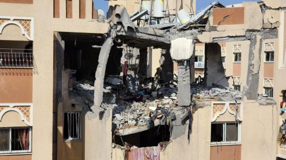 آثار الدمار الذي تعرضت له مدينة حمد إثر قصف شقة سكنية