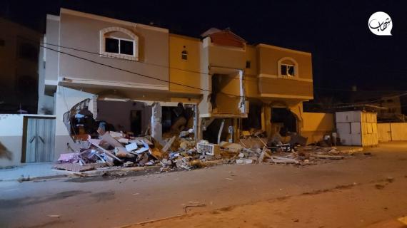دمار كبير لحق في مبنى سكنى قصفته طائرات الاحتلال بمدينة رفح