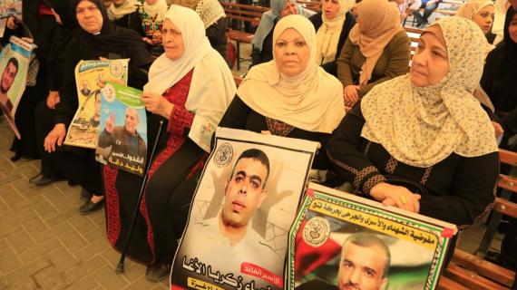 الاعتصام الأسبوعي تضامناً مع الأسرى في سجون الاحتلال أمام مقر الصليب الأحمر في مدينة غزة