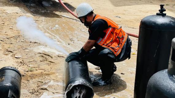 الدفاع المدني يسيطر على حريق في نقطة غاز عشوائية قرب شارع الصناعة، غرب مدينة غزة