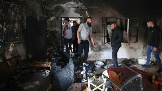 مواطنون يتفقدون الشقة السكنية التي استهدفها الاحتلال في مخيم بلاطة شرق نابلس