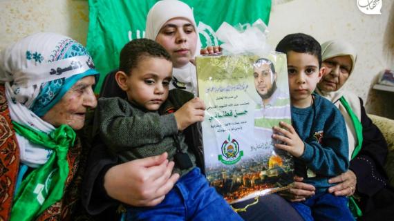 عائلة الشهيد حسن قطناني أحد منفذي عملية الأغوار البطولية، في منزلها بمخيم عسكر في نابلس