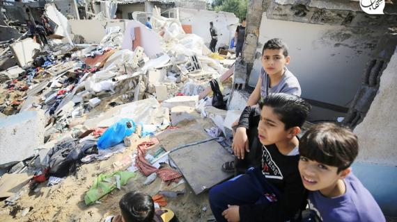 عائلة نبهان تجلس على ركام منزلها الذي دمره الاحتلال في بيت لاهيا شمال قطاع غزة