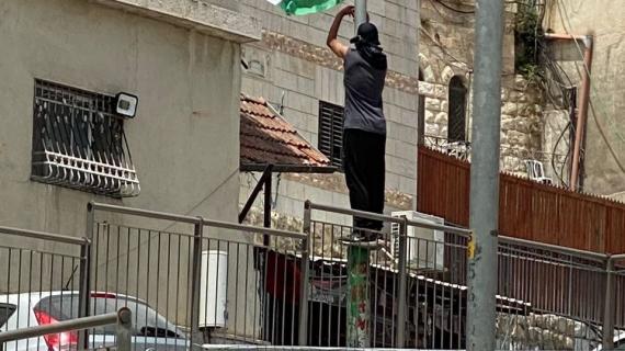 شبان يتحدون إجراءات الاحتلال ويعلقون الأعلام الفلسطينية في شوارع بلدة سلوان بالقدس المحتلة