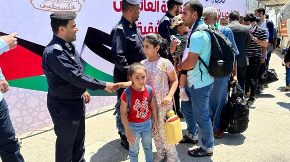 وصول الفوج الثاني من المواطنين والطلاب العائدين من السودان عبر معبر رفح إلى قطاع غزة