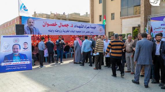 توافد الكوادر الطبية إلى خيمة عزاء رئيس مجلس مستشفى الوفاء الطبيب جمال خصوان في مدينة غزة والذي ارتقى مع زوجته ونجله خلال العدوان الإسرائيلي الأخير على قطاع غزة