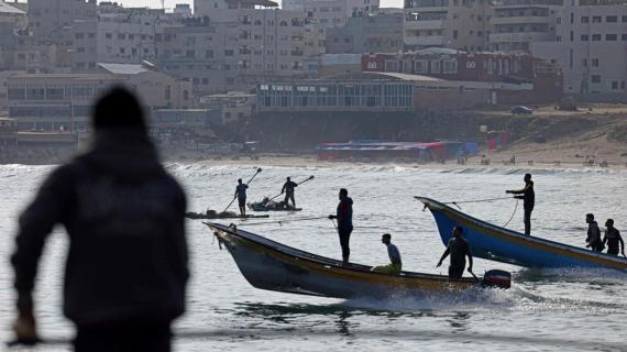 بعد انقطاع 5 أيام جراء العدوان.. صيادو غزة يعودون لمصدر رزقهم الوحيد