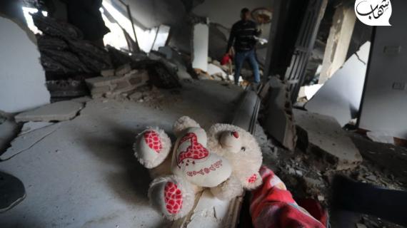 آثار القصف "الإسرائيلي" الهمجي الذي استهدف منزل عائلة بشير في دير البلح وسط قطاع غزة