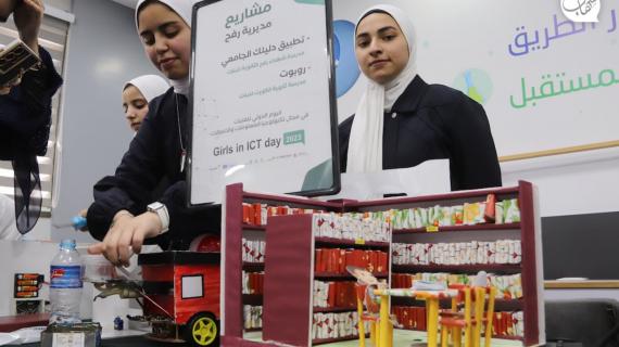 طلاب فلسطينيون يحضرون معرض خاص بمشاريعهم في الكلية الجامعية للعلوم التطبيقية في مدينة غزة