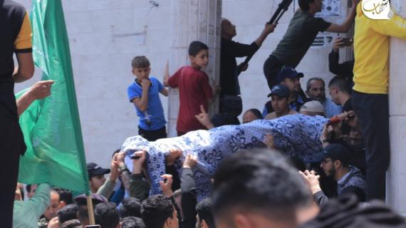 تشييع جثماني الشهيدين وائل الأغا وسائد فروانة، اللذين ارتقيا إثر استهداف طائرات الاحتلال لمركبتهم في مدينة خانيونس، أمس