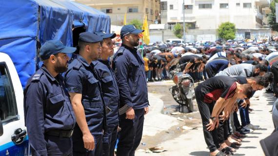 جانب من عمل إدارات الشرطة ظهر اليوم في تأمين موكب تشييع الشهداء الذين ارتقوا في القصف الإسرائيلي على بناية بحي النصر في مدينة غزة، أمس الجمعة