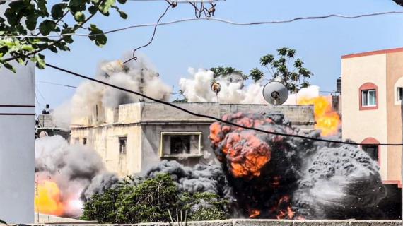 لحظة قصف طائرات الاحتلال منزل عائلة بنات في بيت لاهيا شمال قطاع غزة