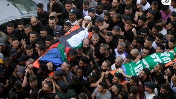 تشييع جثماني الشهيدين حمزة خريوش وسامر الشافعي، الذين ارتقيا خلال اشتباك مسلح مع قوات الاحتلال بمخيم طولكرم