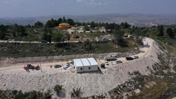 مستوطنون ينقلون المدرسة الدينية في بؤرة "حومش" شمال الضفة الغربية من مكانها القديم والتي كانت عبارة عن خيام على أراضٍ فلسطينية خاصة إلى عمق البؤرة من خلال وضع كرفانات فيها بهدف شرعنتها