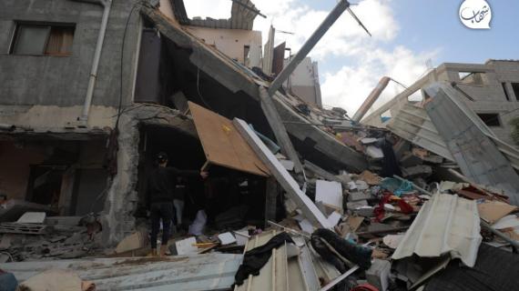 آثار تدمير طائرات الاحتلال الحربية منزل عائلة ياسين في حي الزيتون بمدينة غزة