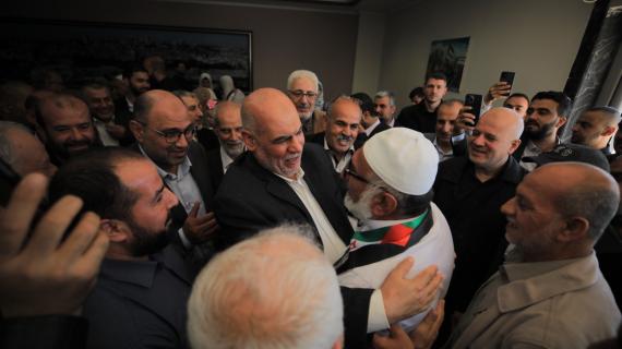 وفد من حركة حماس يستقبل القائد الوطني الكبير المبعد الحاج جبر عمار بعد 40  عامًا من الإبعاد