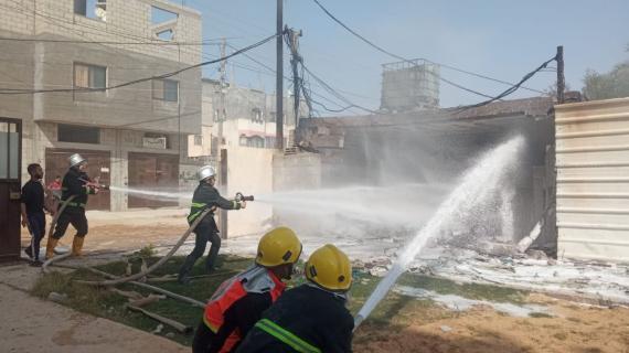 الدفاع المدني بمساندة من الشرطة يسيطر على حريق كبير نشب في نقطة عشوائية لتعبئة الغاز في مخيم النصيرات وسط قطاع غزة