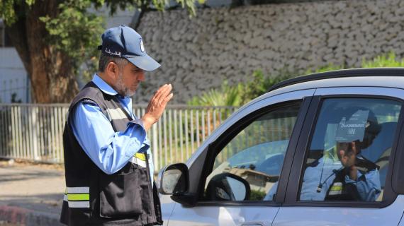 شرطة المرور والنجدة تُواصل انتشارها على المفترقات والشوارع الرئيسية لتسهيل حركة المواطنين والمركبات لليوم الخامس على التوالي من العدوان على قطاع غزة